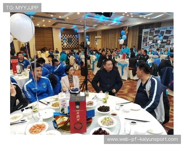 冠军球队主场球迷报答赛季支持开展感谢活动，球队拿冠军的说说